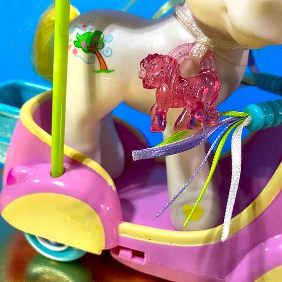 MY LITTLE PONY G3 VTG 2004 BUTTERFLY ISLAND SCOOTIN ALONG WITH BREEZIE - Picture 5 of 16